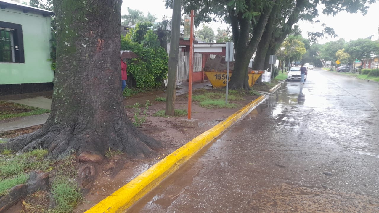 Un barrial: tras la tormenta, surgen quejas por el estado de algunas paradas de colectivo en Funes